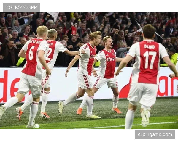 滕哈赫青训理念持续引领,开辟培养足球新星的全新路径 滕哈赫青训理念持续引领,开辟培养足球新星的全新路径