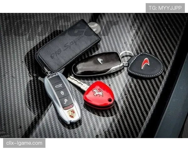 李诗沣训练间隙竟偷偷捧起豪车钥匙，闺蜜都说这生活绝了！