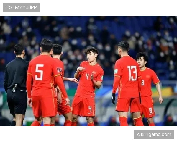 王燊超拎着菜篮子回家，门口停着贴队徽的豪车，这画面有点扎心